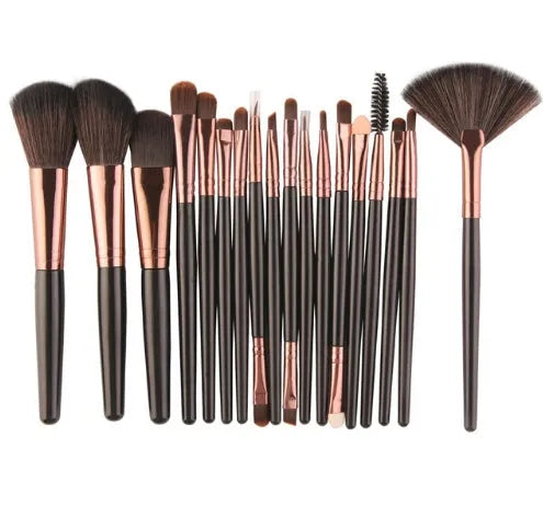 MAANGE 18 piece makeup brush set with fan-shaped brushes for contouring and blending