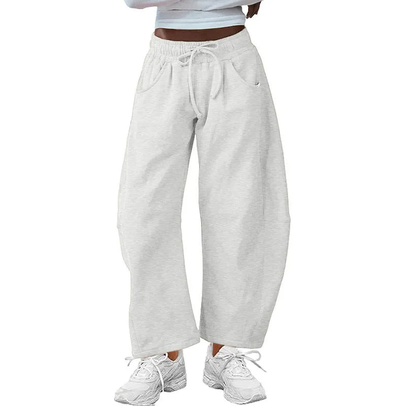 Loose fit cropped sweatpants with elastic drawstring waist in street fashion style