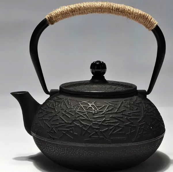 Japanese cast iron teapot with decorative pattern and enamel interior, 0.9L capacity
