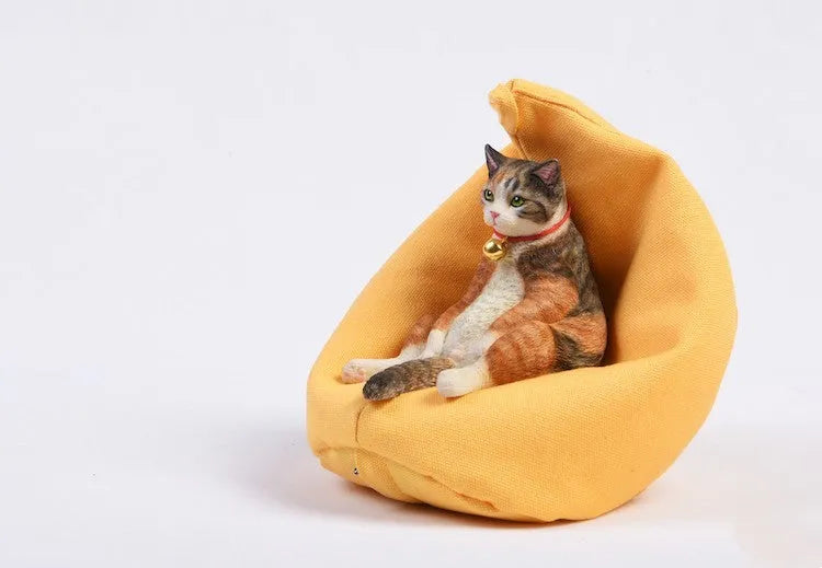Lazy cat ornament and fabric sofa model set for car dashboard, 7.5cm high.