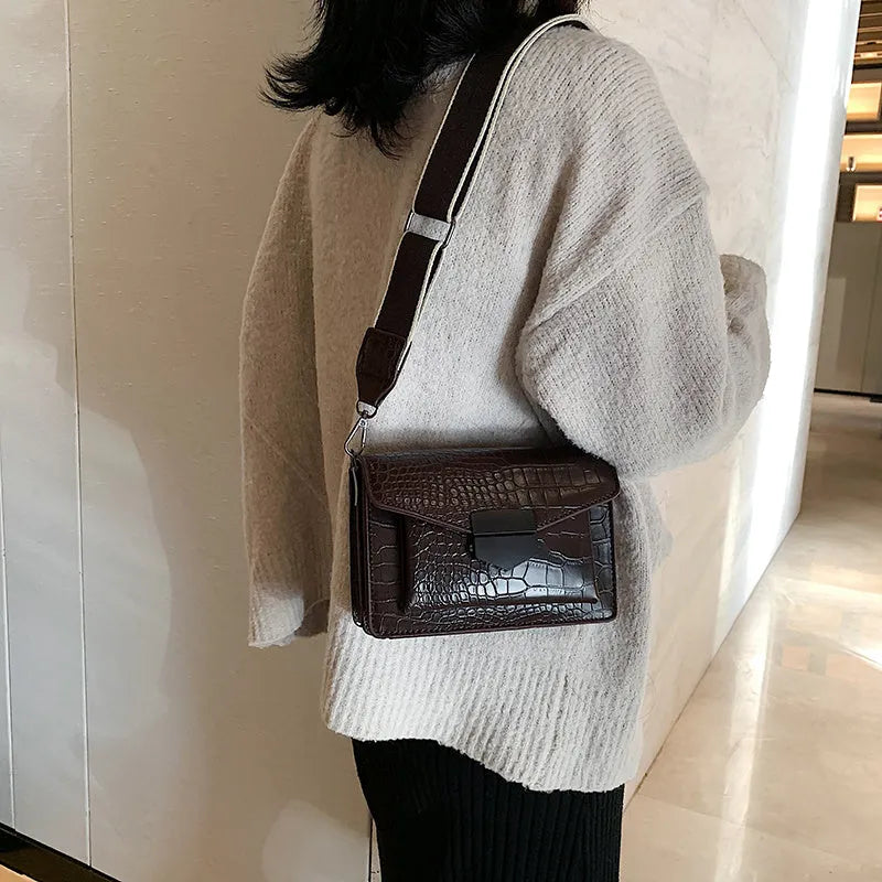Vintage-style crossbody bag in PU leather with dimensions 20cm x 14cm x 7cm