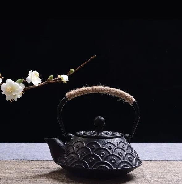 Japanese cast iron teapot with decorative pattern and enamel interior, 0.9L capacity