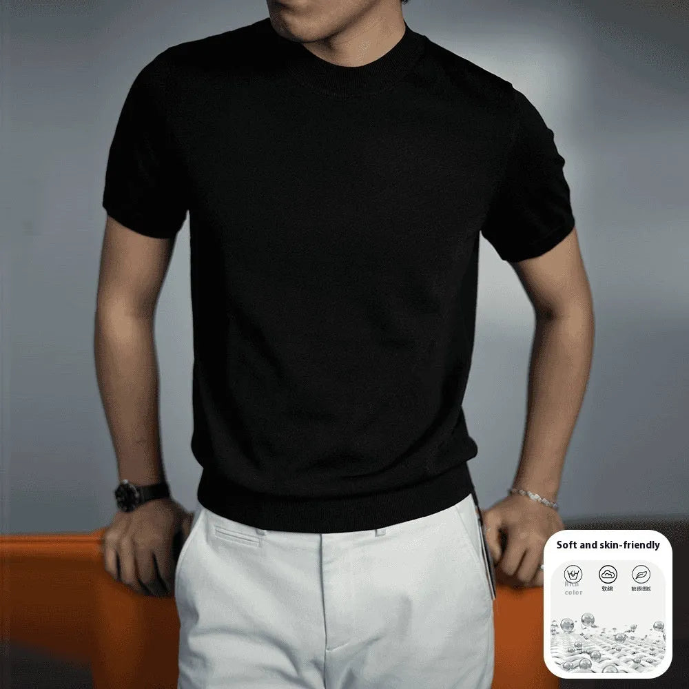 Men's solid colour knitted T-shirt with round neck and short sleeves on a grey background.