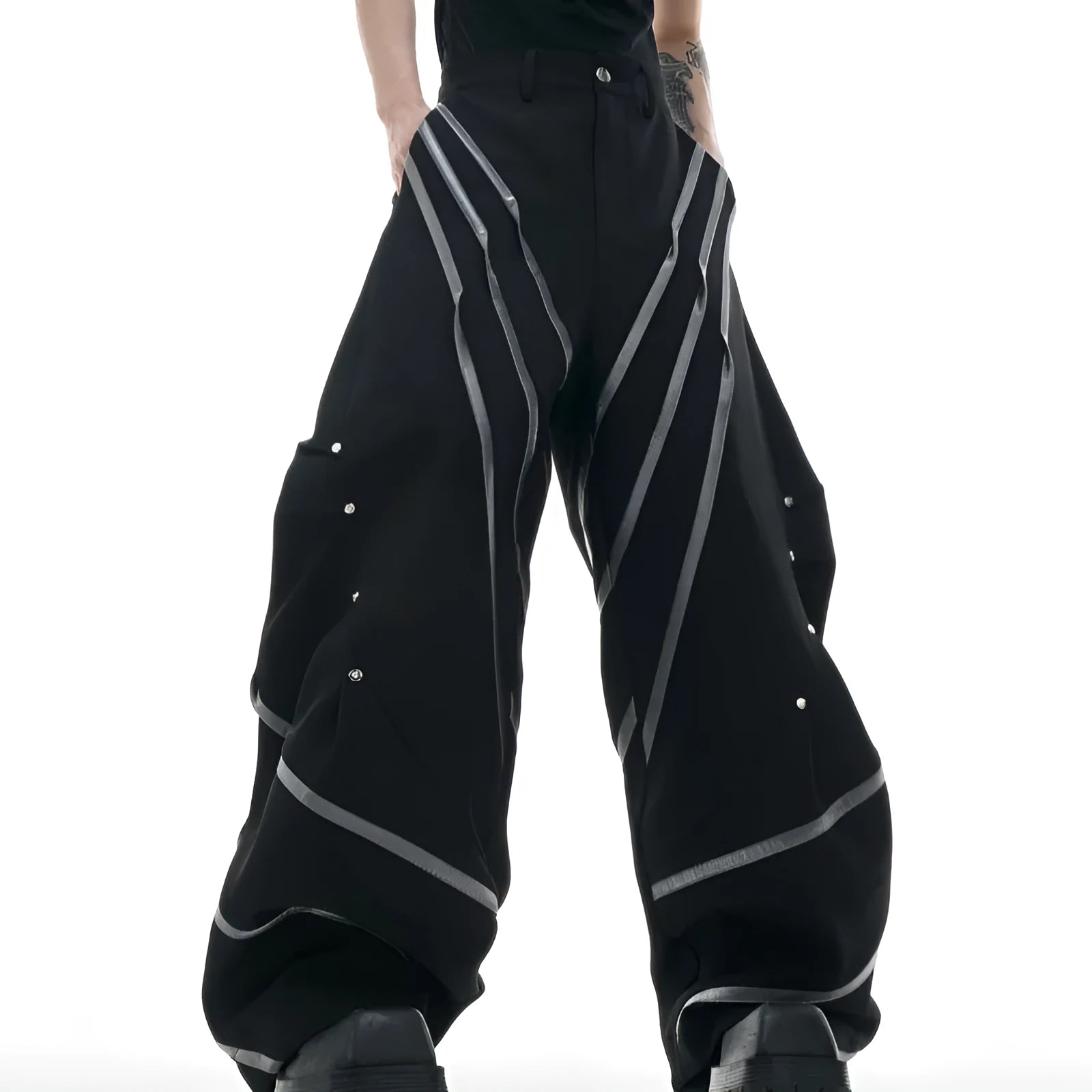 Men's three-dimensional cutting trousers with metal striped rivet pleats in black bottom colour