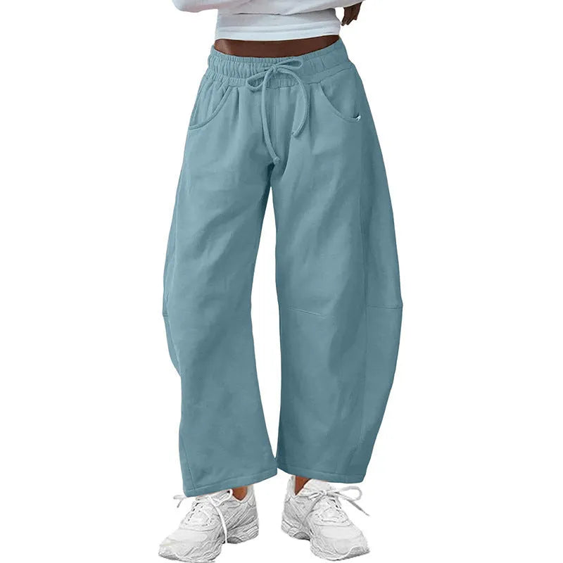 Loose fit cropped sweatpants with elastic drawstring waist in street fashion style