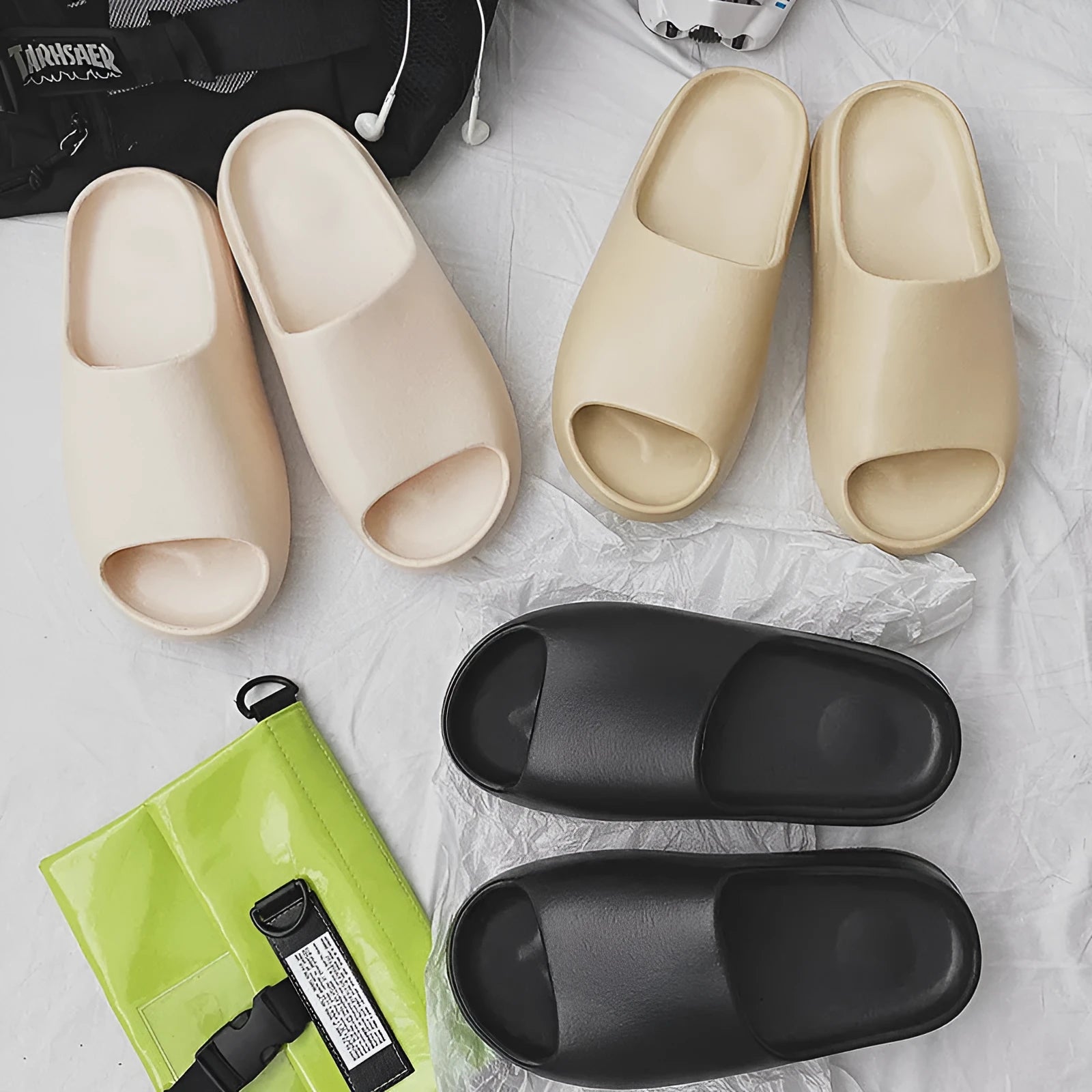 Women's thick-soled beach slippers in various colours with an injection-moulded EVA sole.