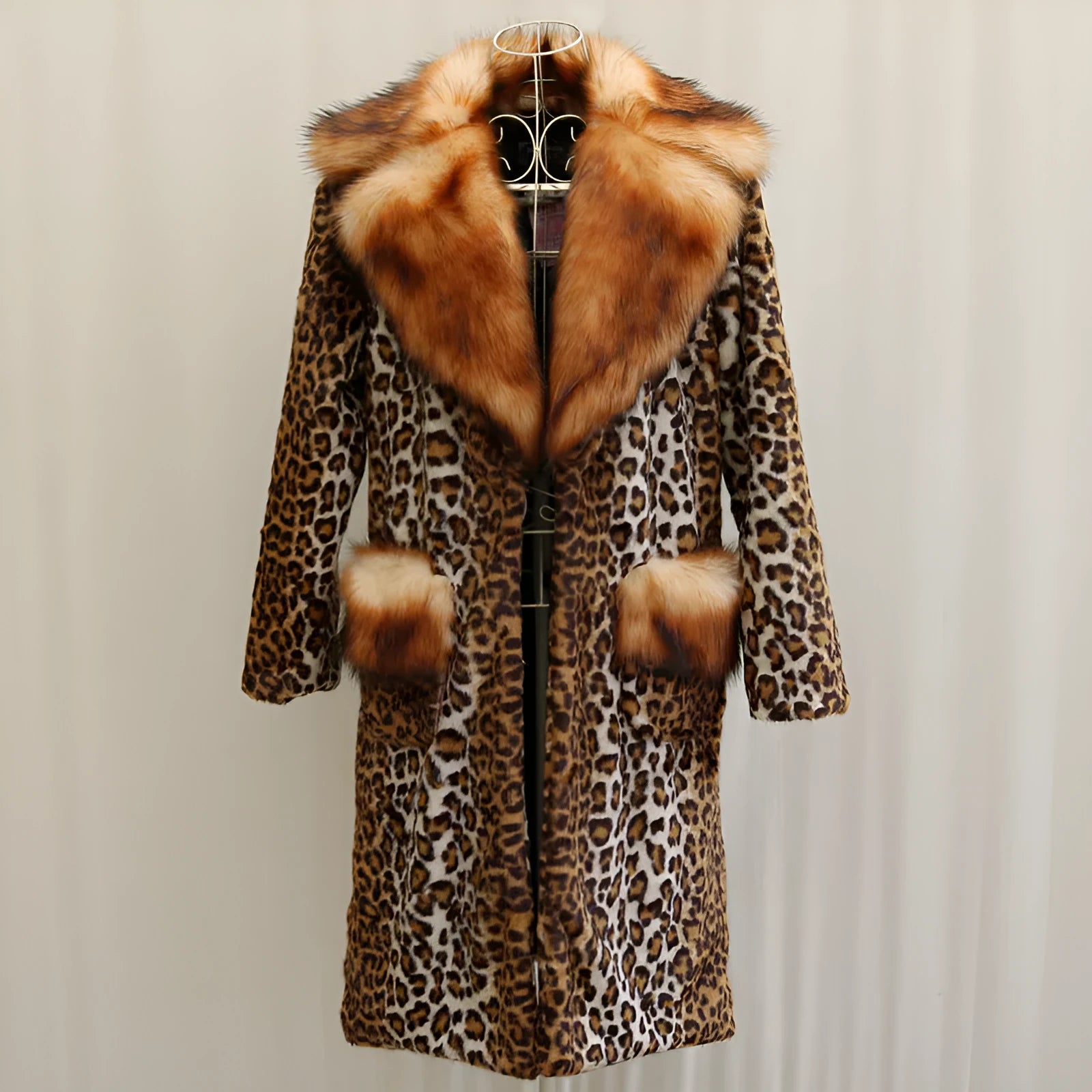 Women's long artificial fur jacket in leopard print with 80cm length and regular sleeves