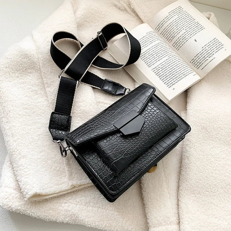 Vintage-style crossbody bag in PU leather with dimensions 20cm x 14cm x 7cm