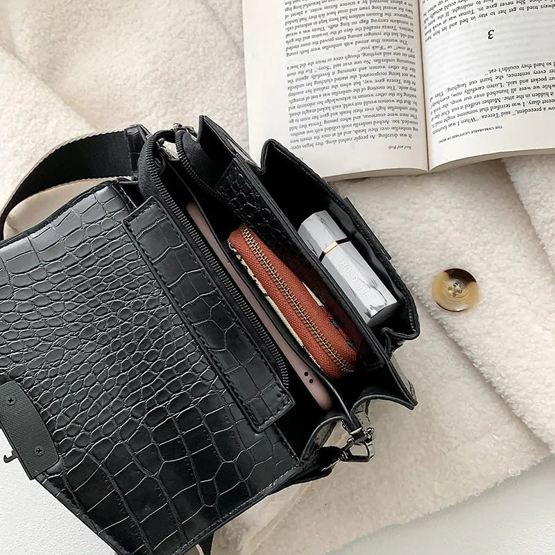 Vintage-style crossbody bag in PU leather with dimensions 20cm x 14cm x 7cm