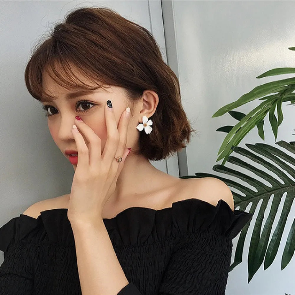 Flower shape stud earrings in pink and white colours with electroplated finish