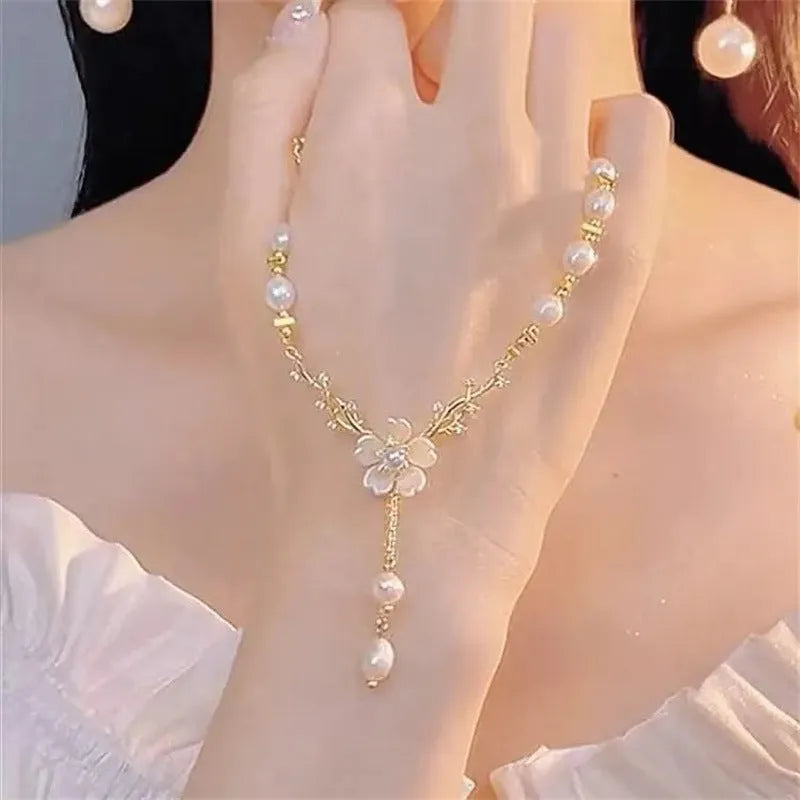 Women's alloy pearl flower necklace with rose pendant and floral design elements
