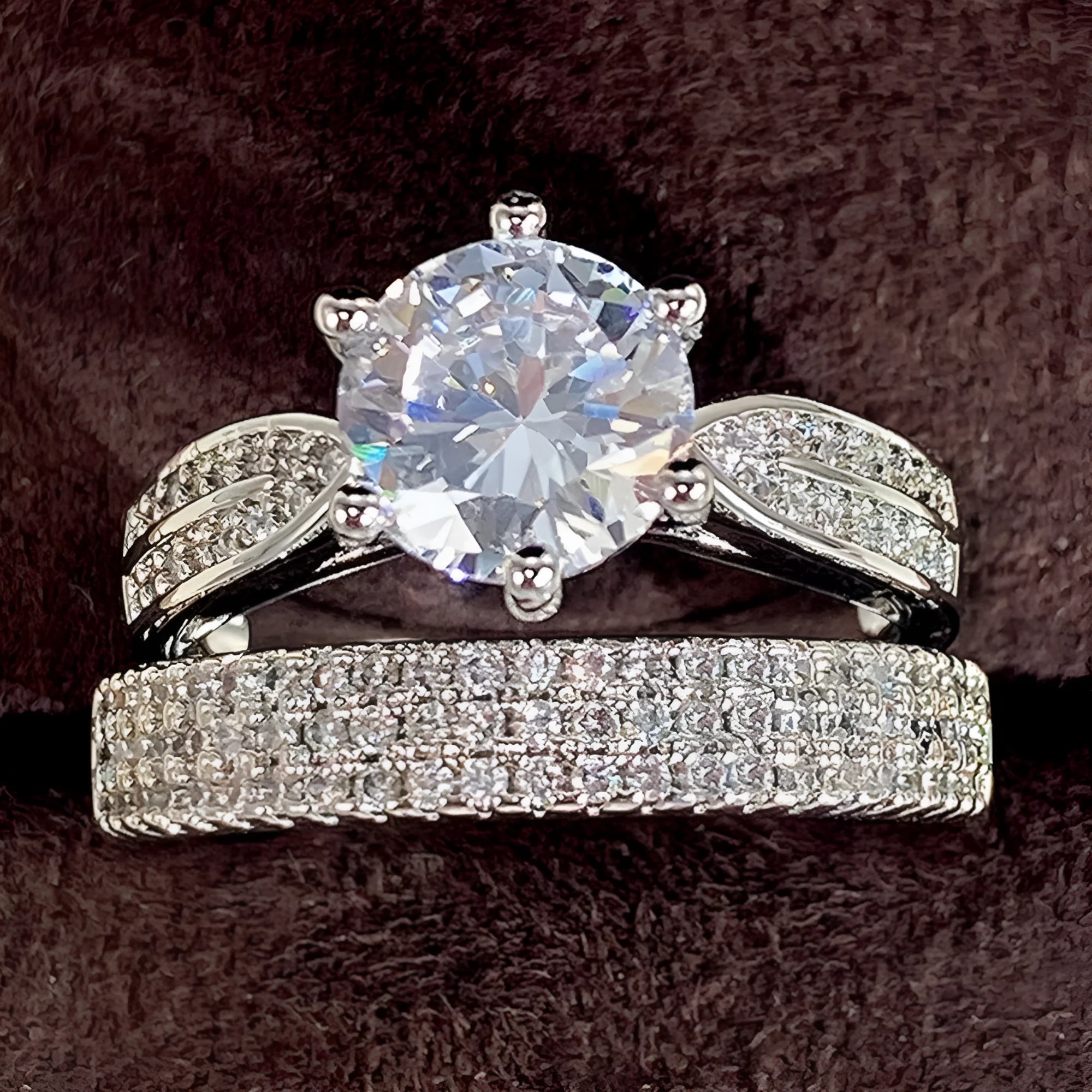 White gold colour combined ring and bracelet jewellery with geometric shape and round elements