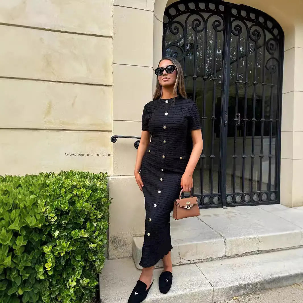 French retro slim fit knitted long-sleeved pullover dress in black with button accents and a one-step skirt.