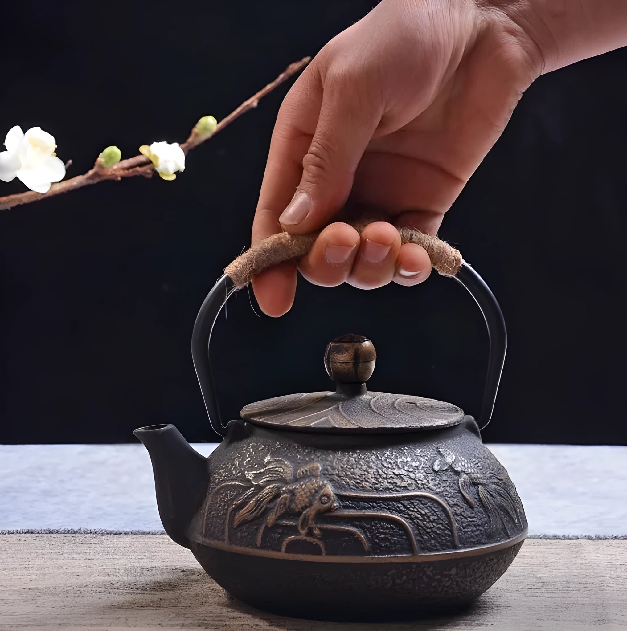 Japanese cast iron teapot with decorative pattern and enamel interior, 0.9L capacity