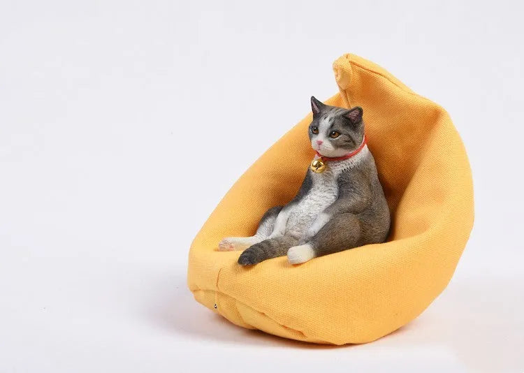 Lazy cat ornament and fabric sofa model set for car dashboard, 7.5cm high.
