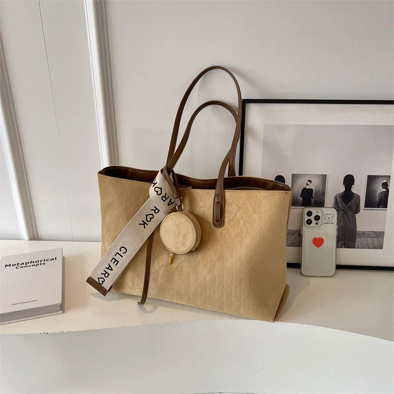 Large casual women's shoulder tote bag in polyester with exterior pocket and internal organiser