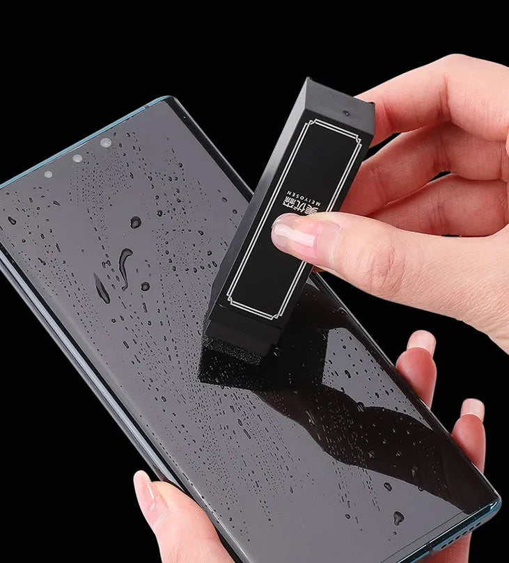 Black pack of 40 disposable pre-moistened wipes for cleaning mobile phone and touchscreen surfaces.