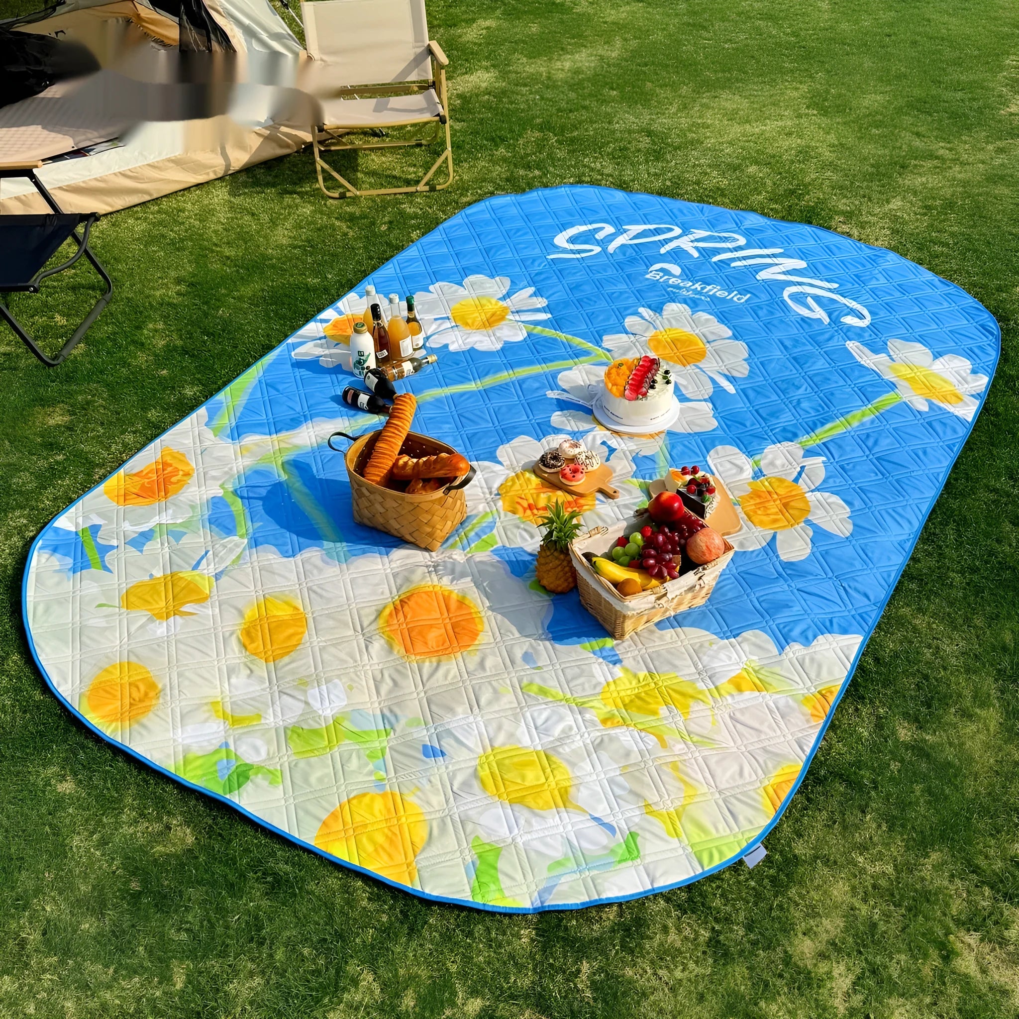Waterproof ultrasonic thickening picnic mat with moisture-proof backing in seasonal colour pattern
