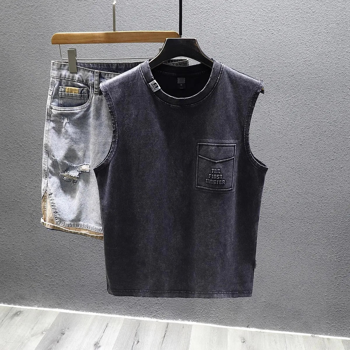Solid colour cotton sleeveless t-shirt with straight hem in loose fit