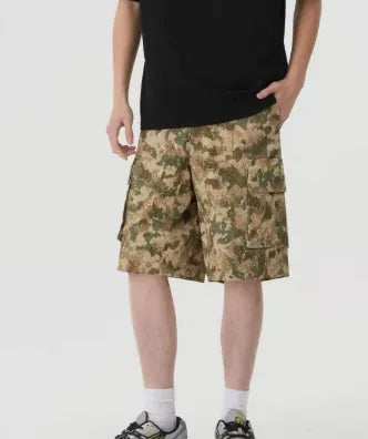 American style retro workwear camouflage shorts in cotton fabric with loose fit and cropped length