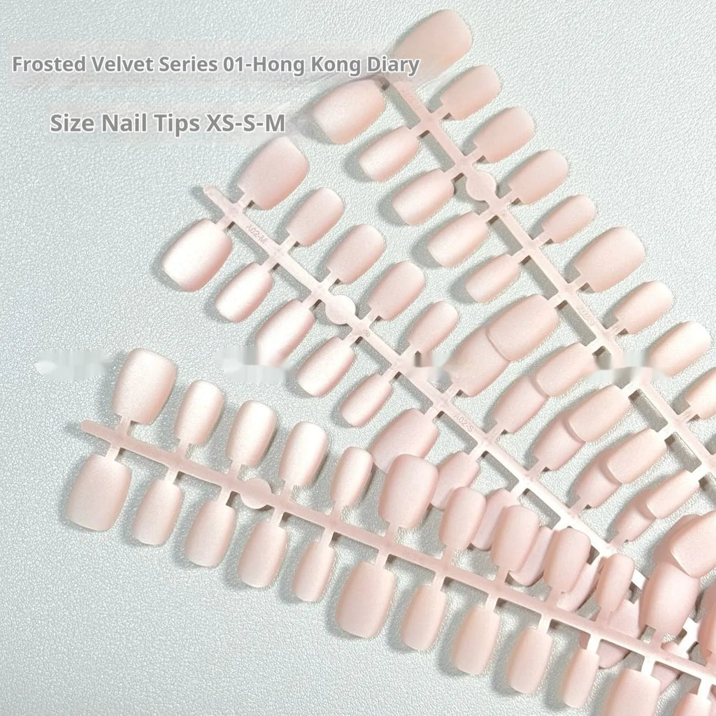 Set of frosted velvet Cat's Eye false nails with Aurora effect on a hand, showing short ladder XS, S, and M sizes.