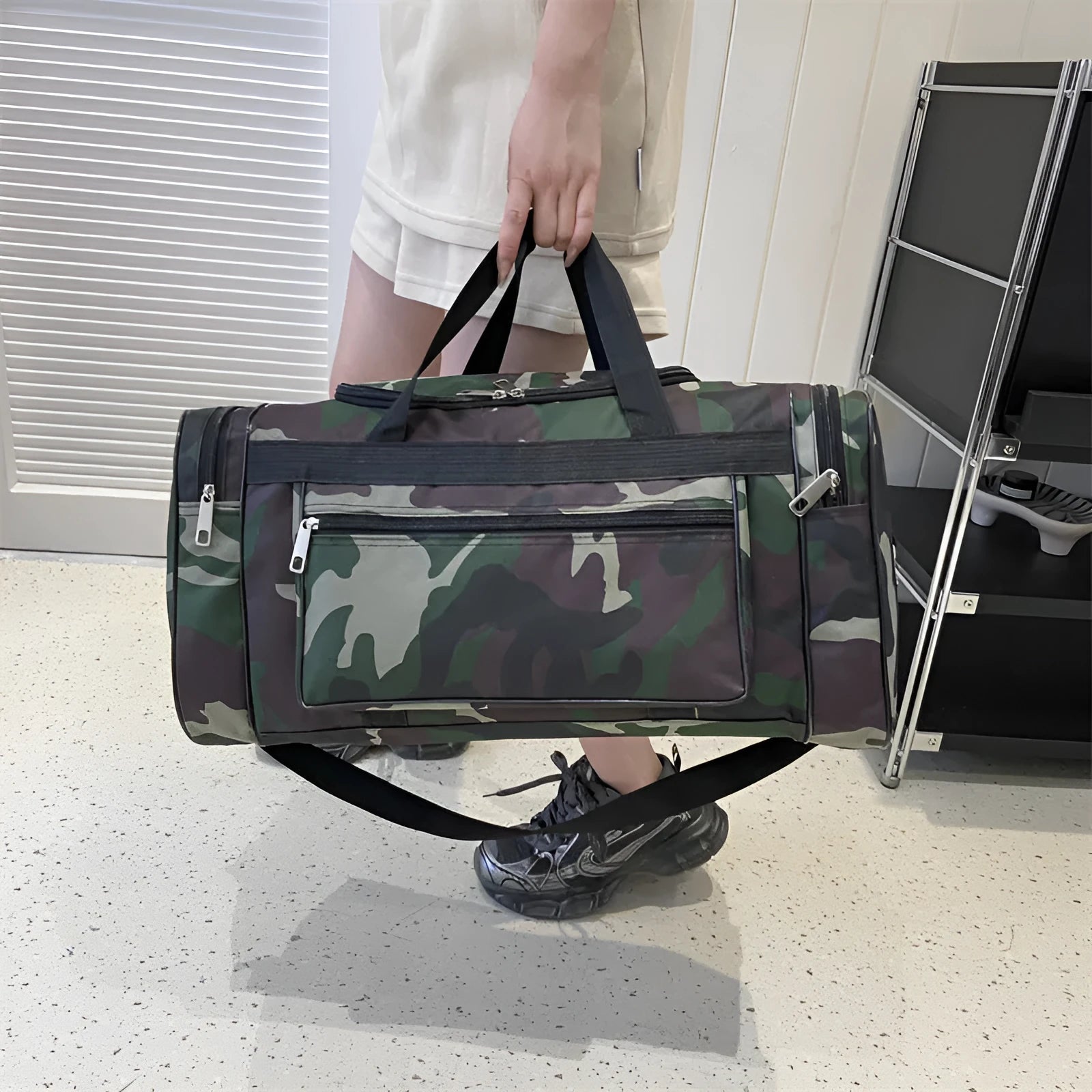Camouflage waterproof luggage bag with 20-litre capacity and polyester stripe lining