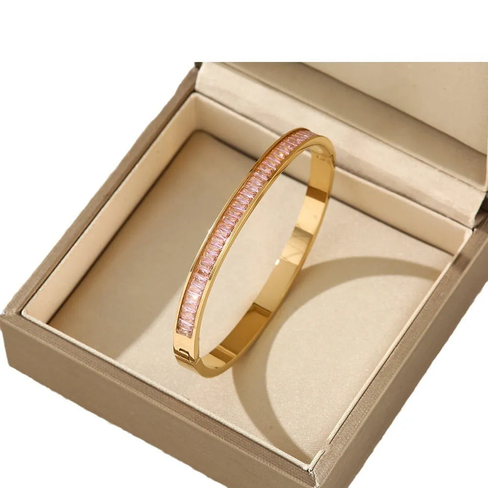 Electroplated titanium steel bracelet with round element in gold purple finish