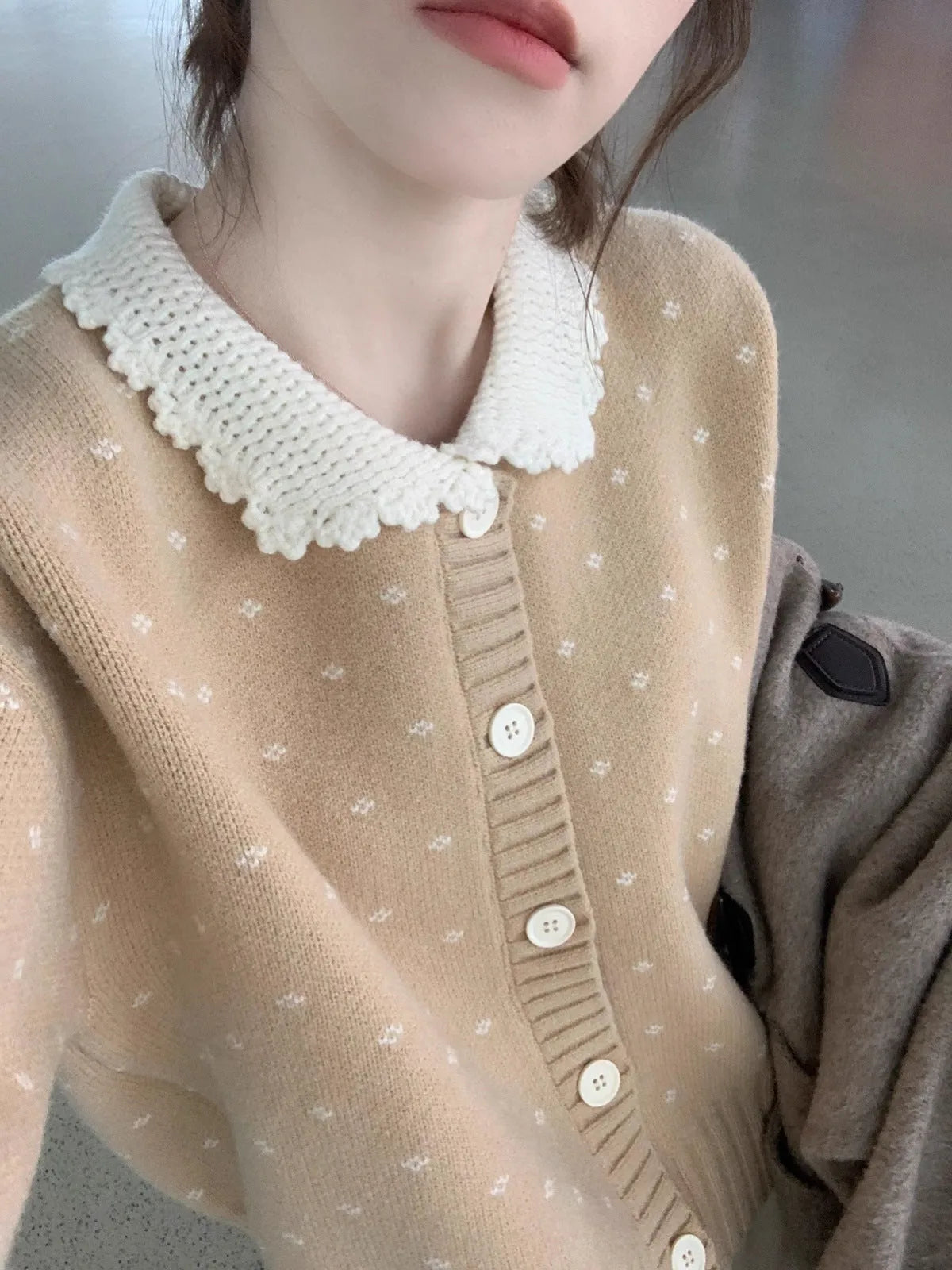 Women's Peter Pan collar knitted cardigan in polyester with button front fastening