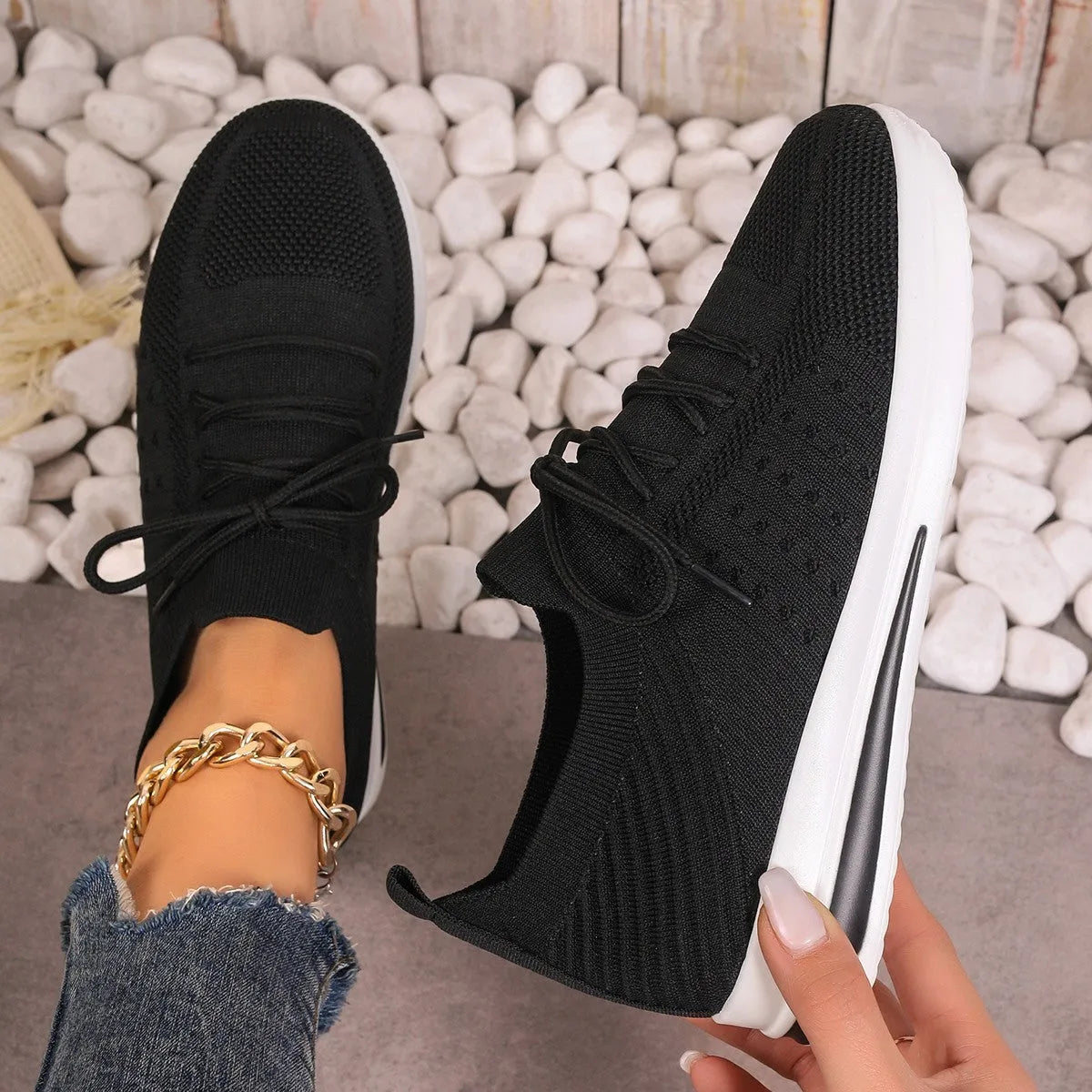 Women's low-top fly-knit sneakers in red, with a round toe and front lace-up closure on an injection-moulded sole.
