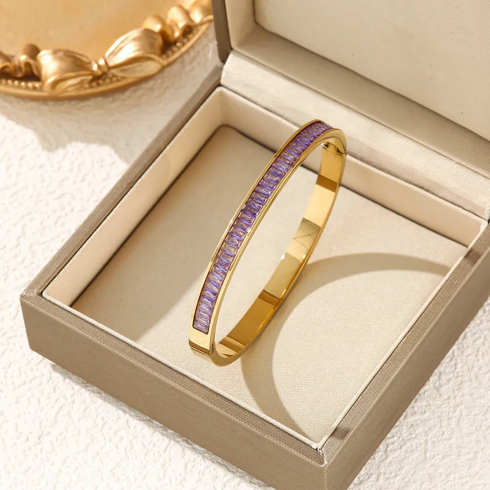 Electroplated titanium steel bracelet with round element in gold purple finish