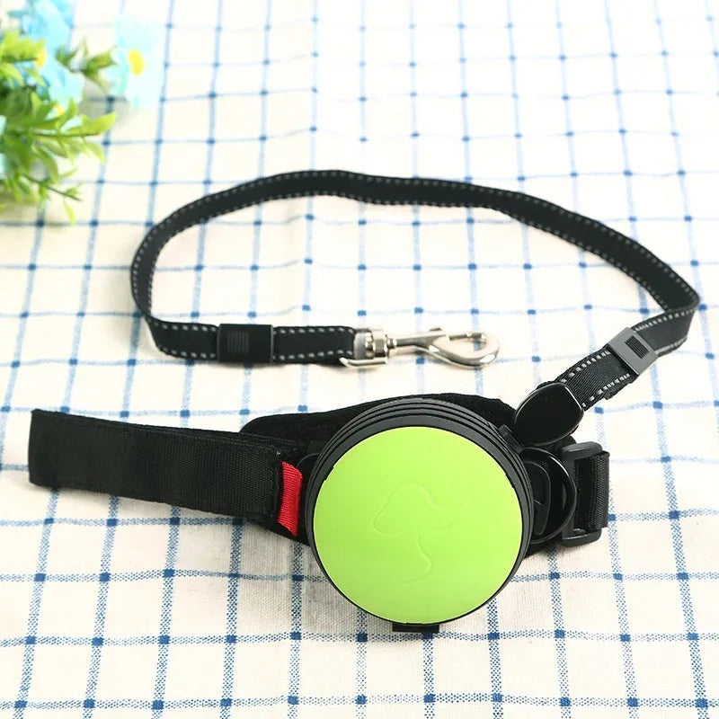 Automatic retractable dog leash extended to 3 metres with locking button on handle