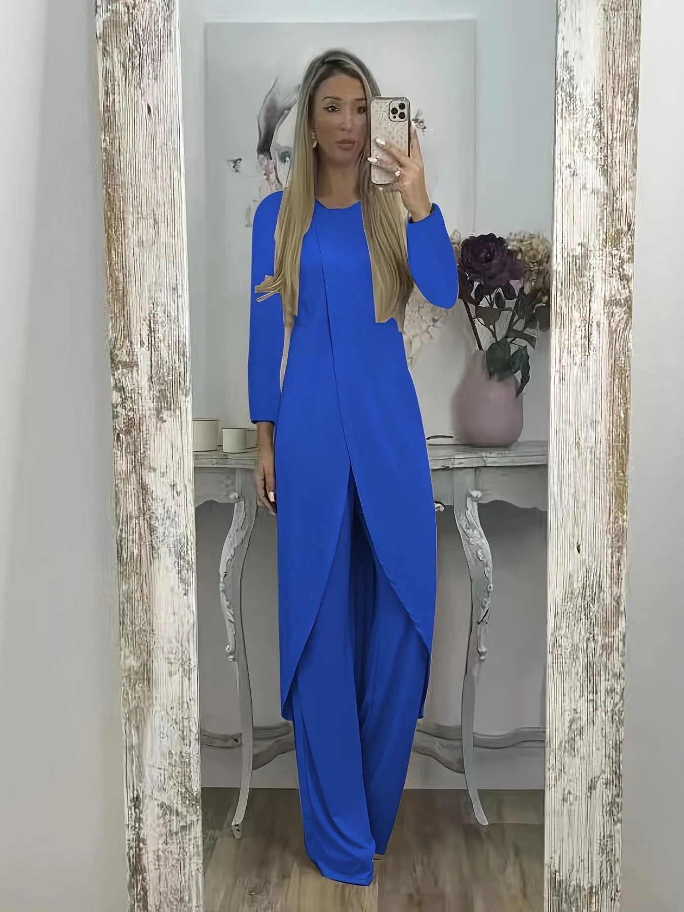 Casual long sleeve two-piece lounge set with round neck and matching trousers in polyester fabric