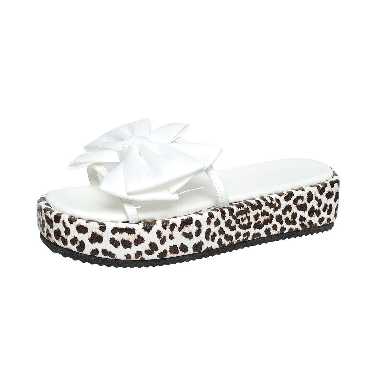 Black leopard print scaffold-shaped beach slippers with thick sole and round toe on white background