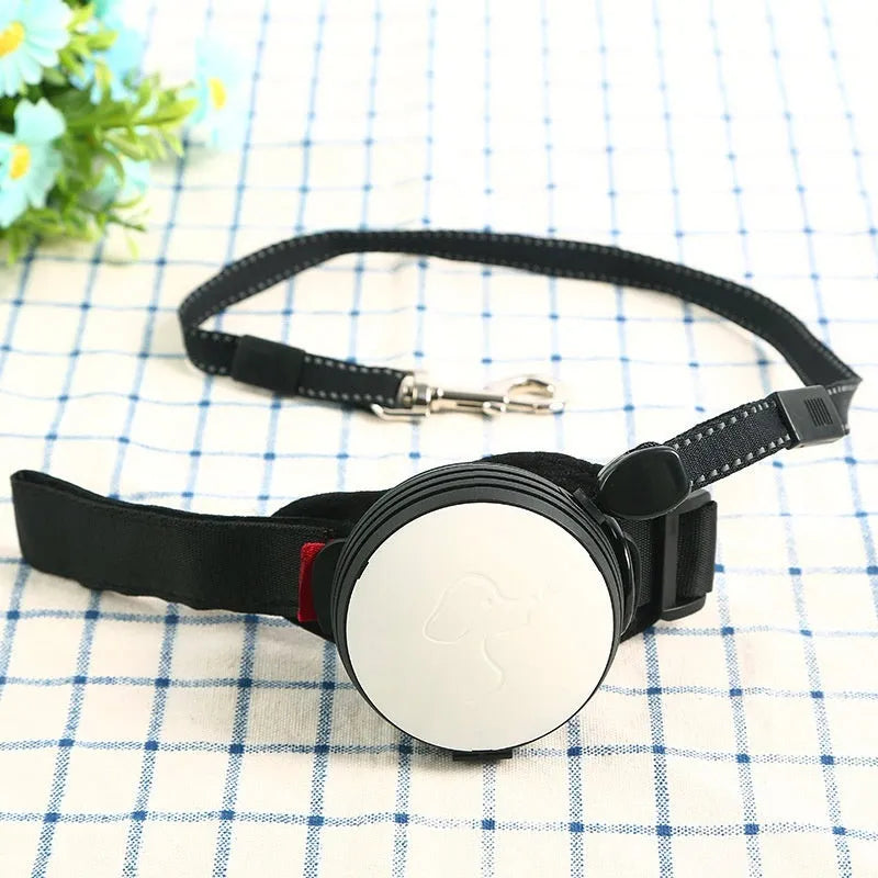 Automatic retractable dog leash extended to 3 metres with locking button on handle