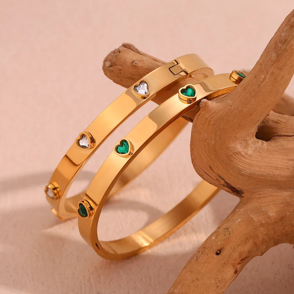 Stainless steel bracelet with micro-inlaid peach heart design in green or white diamond colour options
