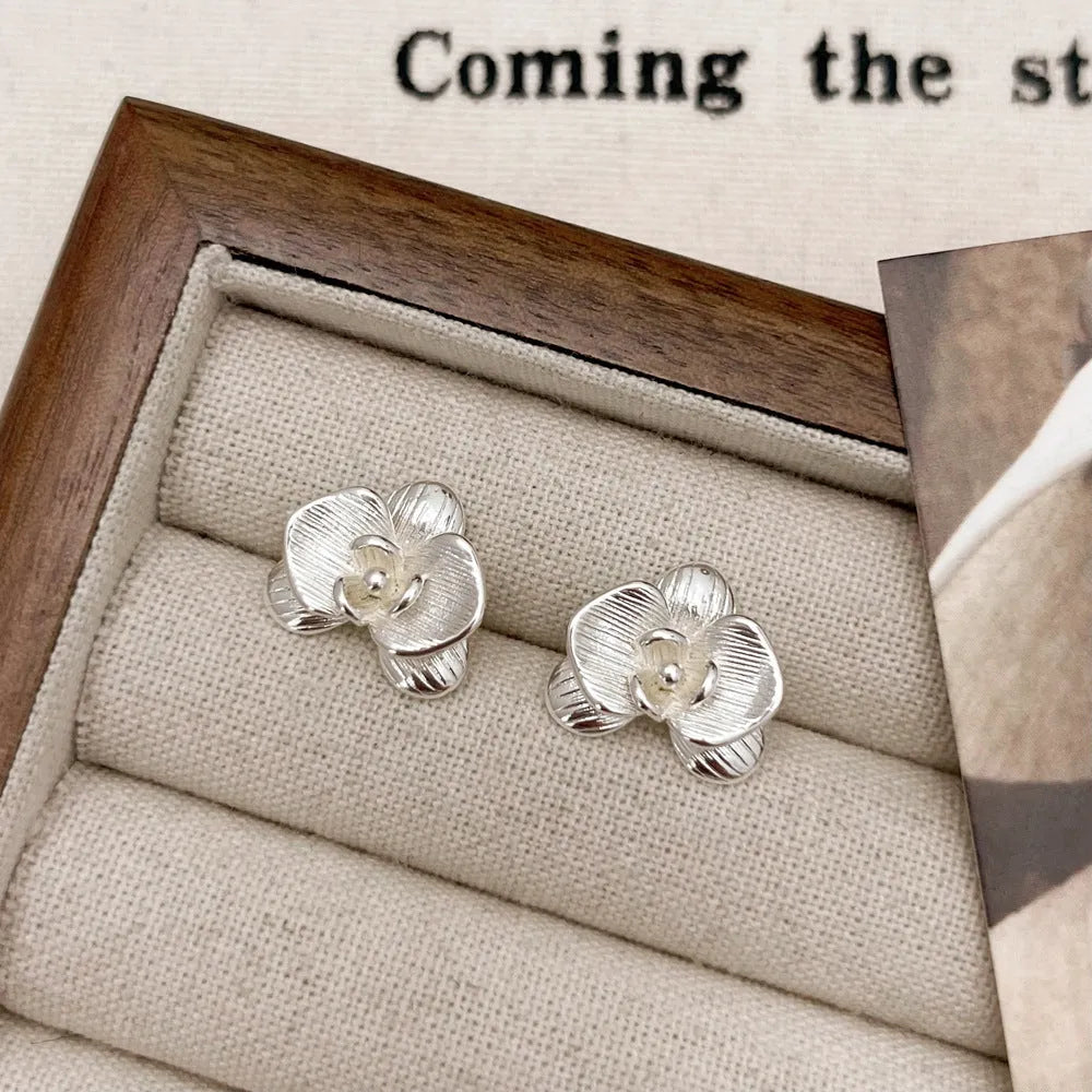 Retro flower fashion earrings for women in gold or silver colour with detailed petal design