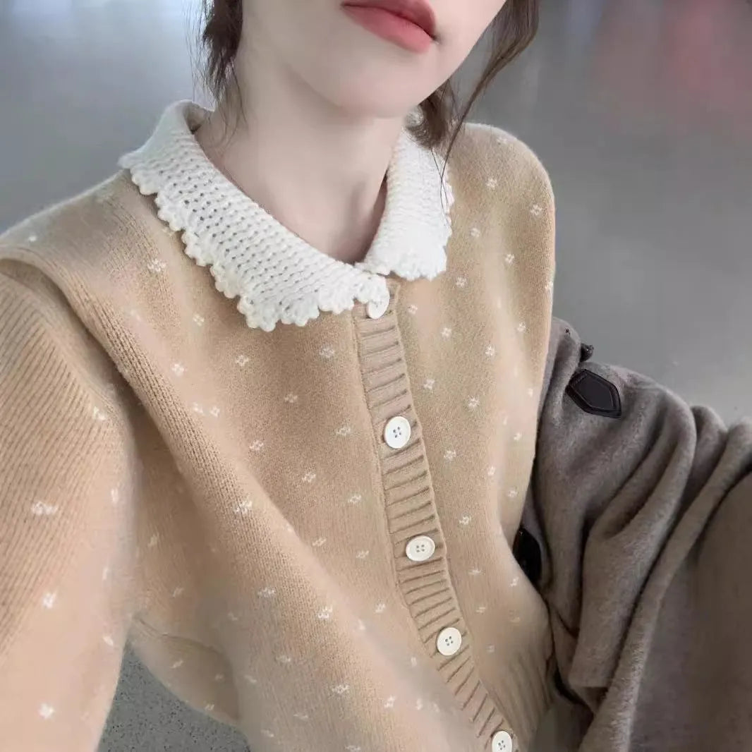 Women's Peter Pan collar knitted cardigan in polyester with button front fastening