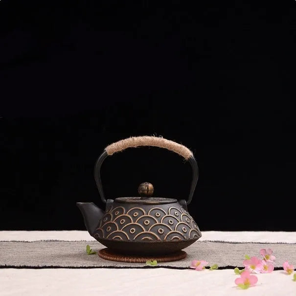 Japanese cast iron teapot with decorative pattern and enamel interior, 0.9L capacity
