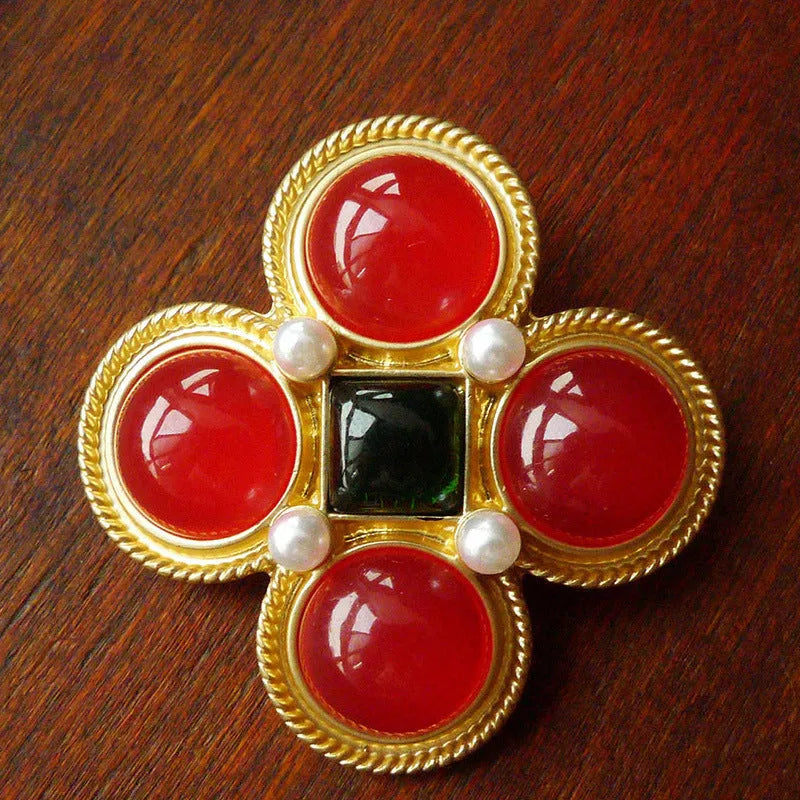 Retro court brooch in zinc alloy with baroque styling and diamond shape in eight size variations