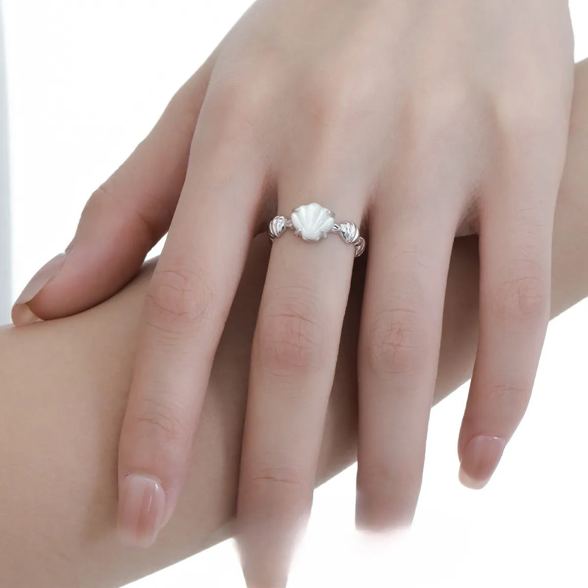 Women's adjustable silver ring with shell design in white gold or 18K gold colour finishes
