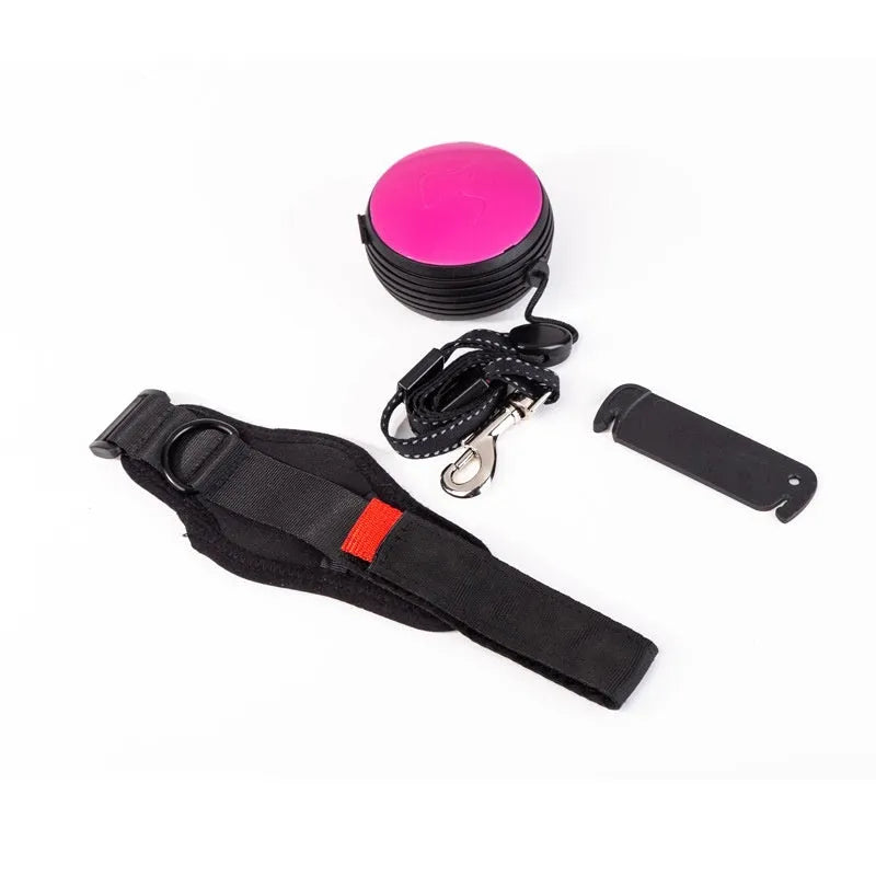 Automatic retractable dog leash extended to 3 metres with locking button on handle
