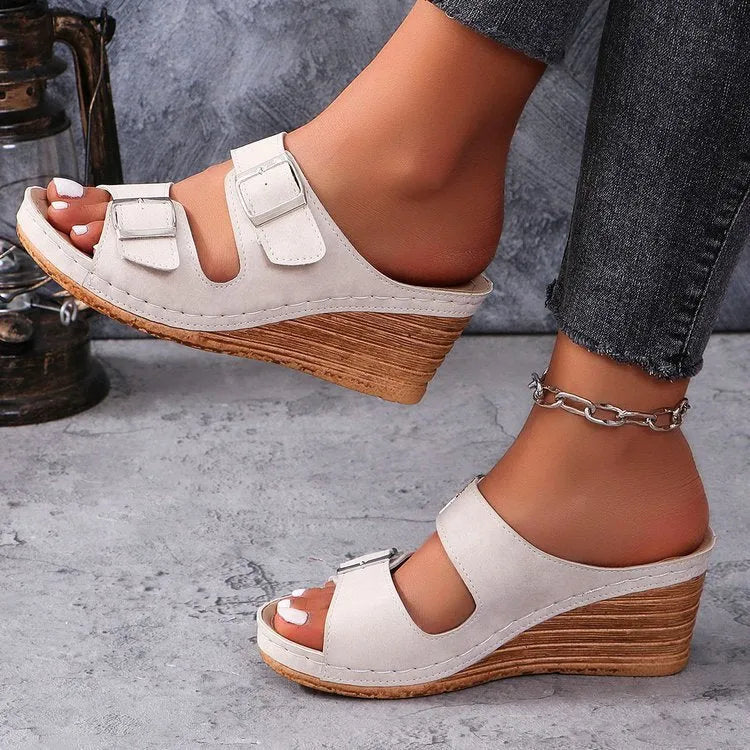 Women's wedge-style beach slippers with buckle strap in creamy-white colour