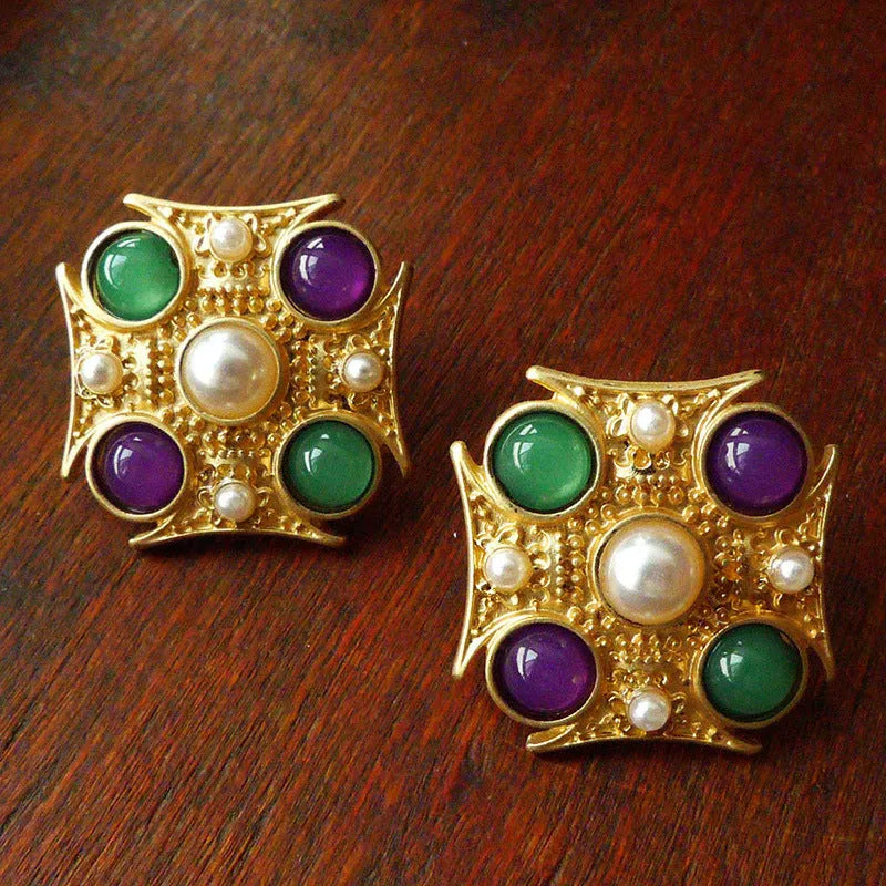 Retro court brooch in zinc alloy with baroque styling and diamond shape in eight size variations