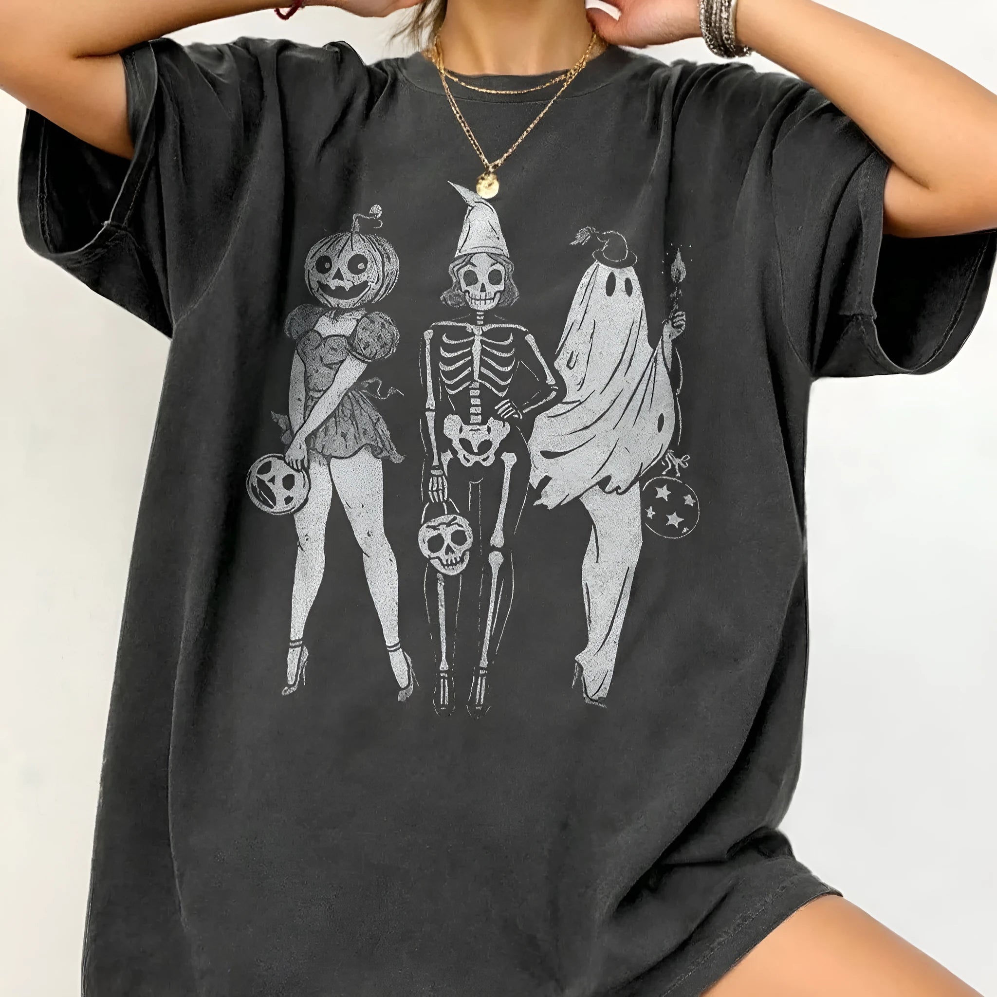 Loose fit cotton summer T-shirt in black with short sleeves and round neck collar.