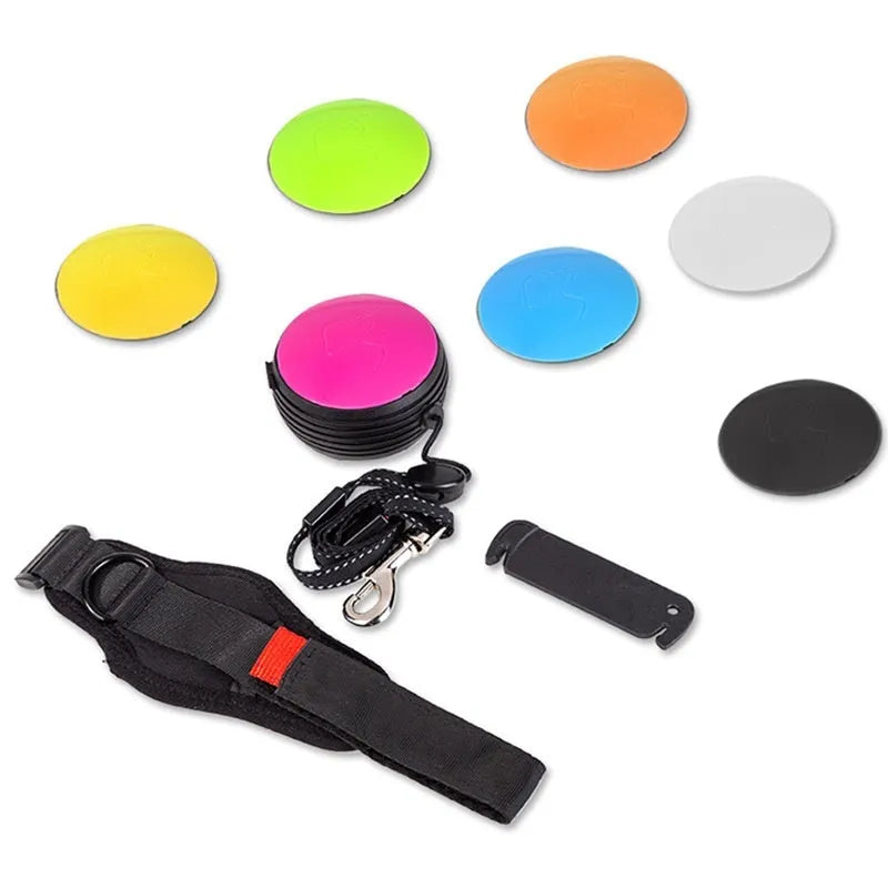 Automatic retractable dog leash extended to 3 metres with locking button on handle