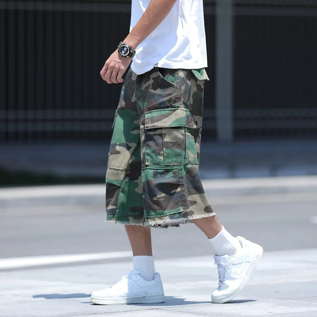 American style retro workwear camouflage shorts in cotton fabric with loose fit and cropped length