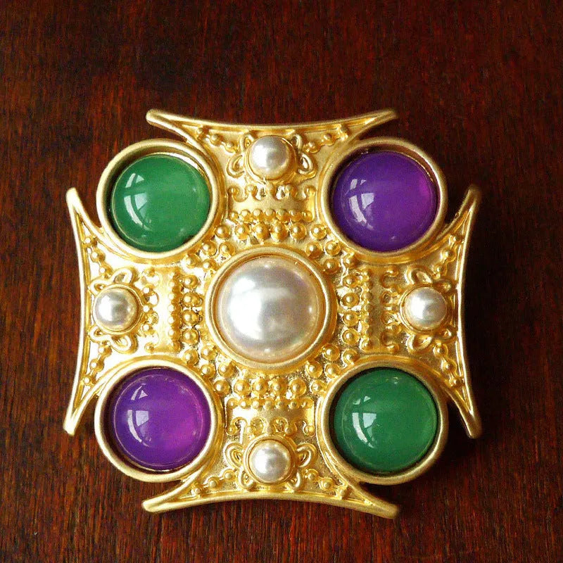 Retro court brooch in zinc alloy with baroque styling and diamond shape in eight size variations
