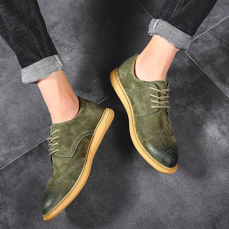 Men's low-top leather business shoes in black with lace-up front and rubber sole