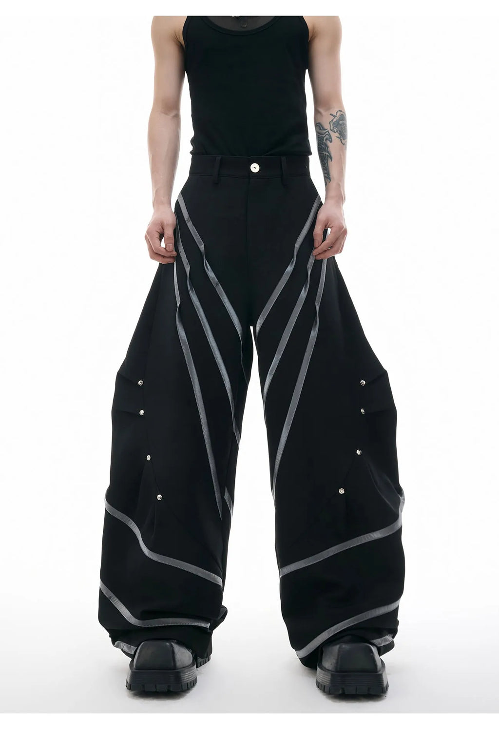 Men's three-dimensional cutting trousers with metal striped rivet pleats in black bottom colour