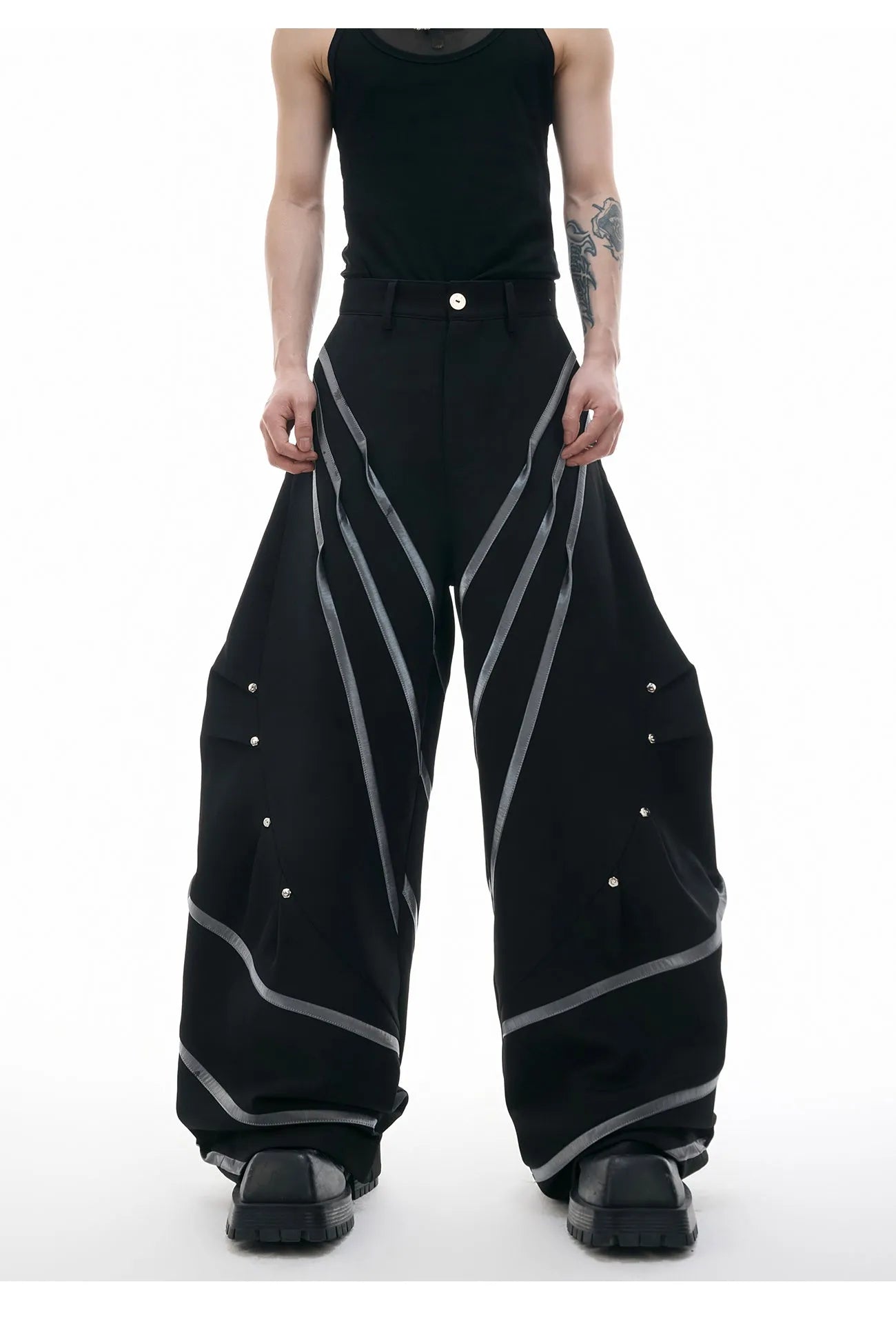 Men's three-dimensional cutting trousers with metal striped rivet pleats in black bottom colour
